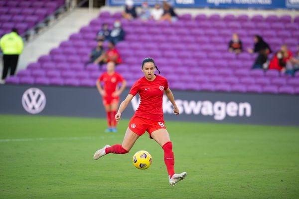 Canadian forward Évelyne Viens.